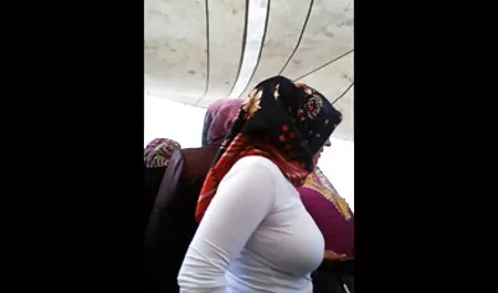 آبنوس شلوغ سکس برازرس داستانی بازی با گربه آبدار او
